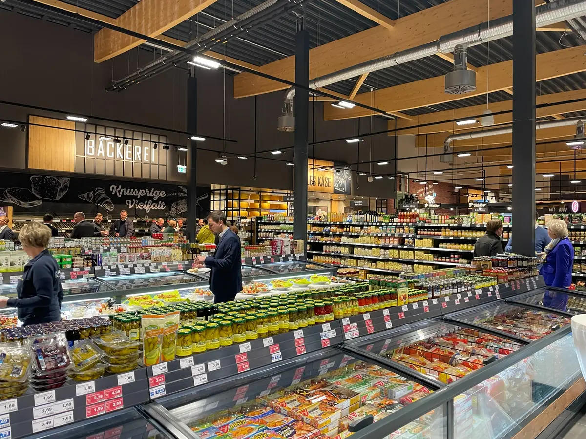 Blick in den Markt mit Bäckerei