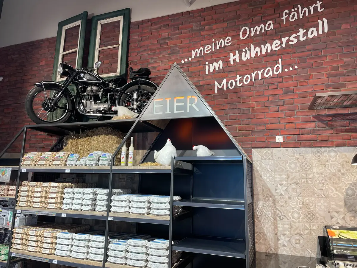 Eier-Regal mit liebevoller Motorrad-Dekoration
